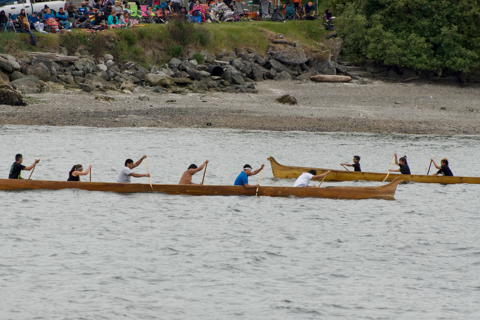 Two canoes race