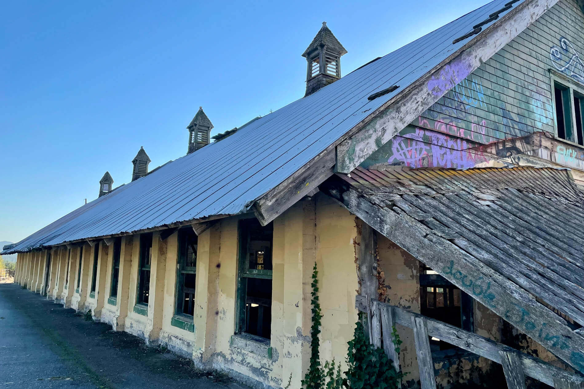 Photo of a dilapidated building on the grounds of the former Northern State Hospital campus.